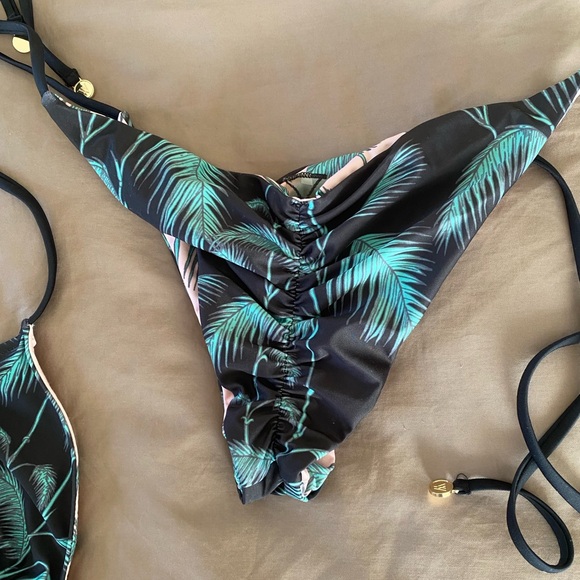 Wildfox Bamboo Reversible Tie Side Brazilian Bikini tropical multi style top xs - Picture 4 of 9